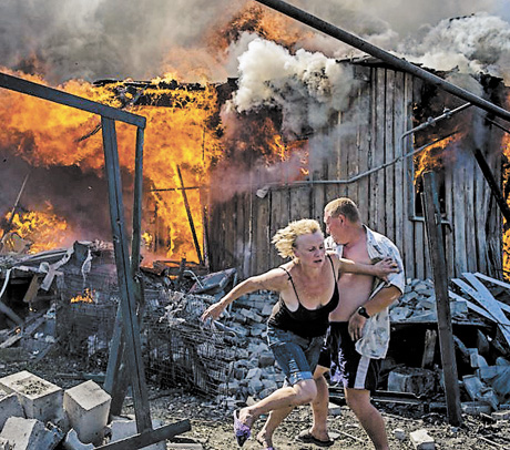 Обстріл житла бойовиками — кричуще порушення прав людини на Донбасі. Фото з сайту RIA Novosti.com